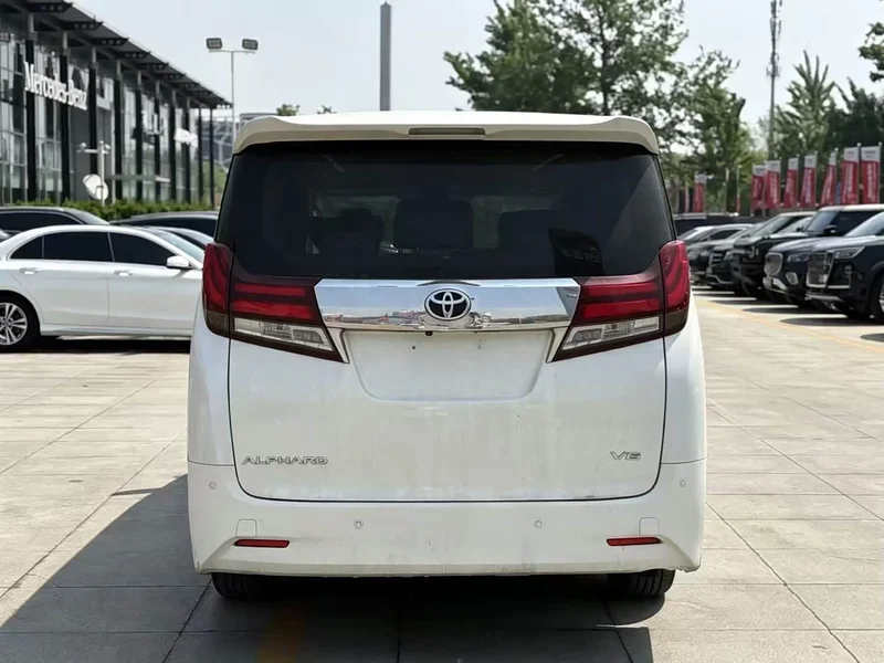 Toyota Alphard — фото 4