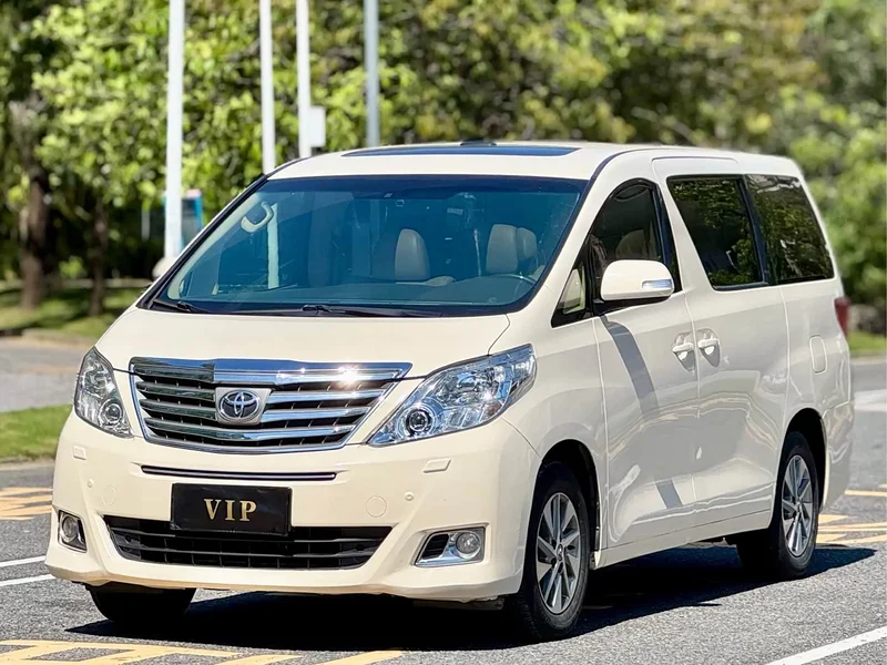 Toyota Alphard — фото 1