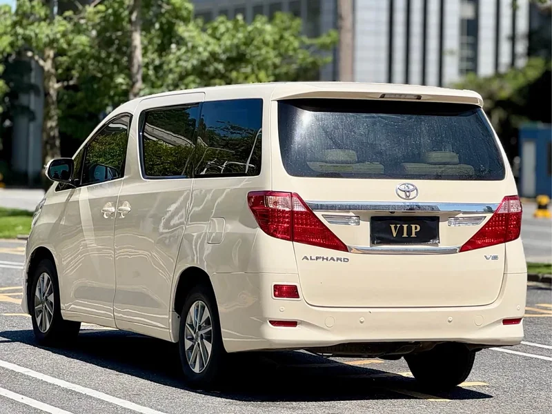 Toyota Alphard — фото 9