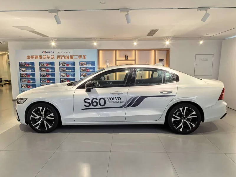 Volvo S60 — фото 13
