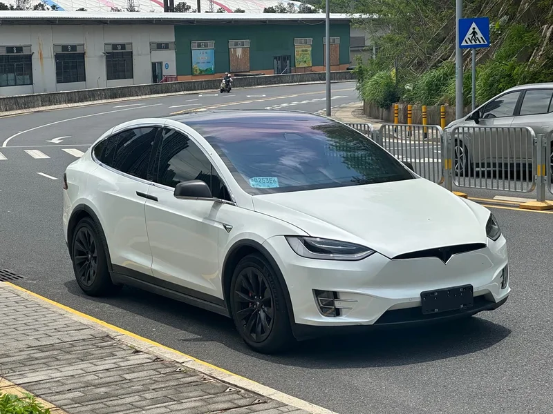 Tesla Model X — фото 3