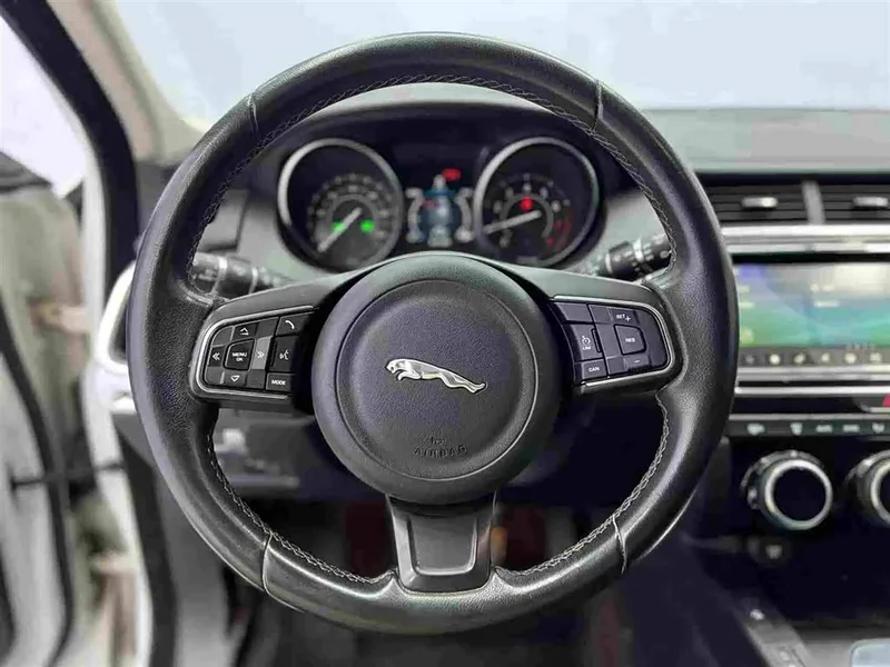 Jaguar E-PACE — фото 12