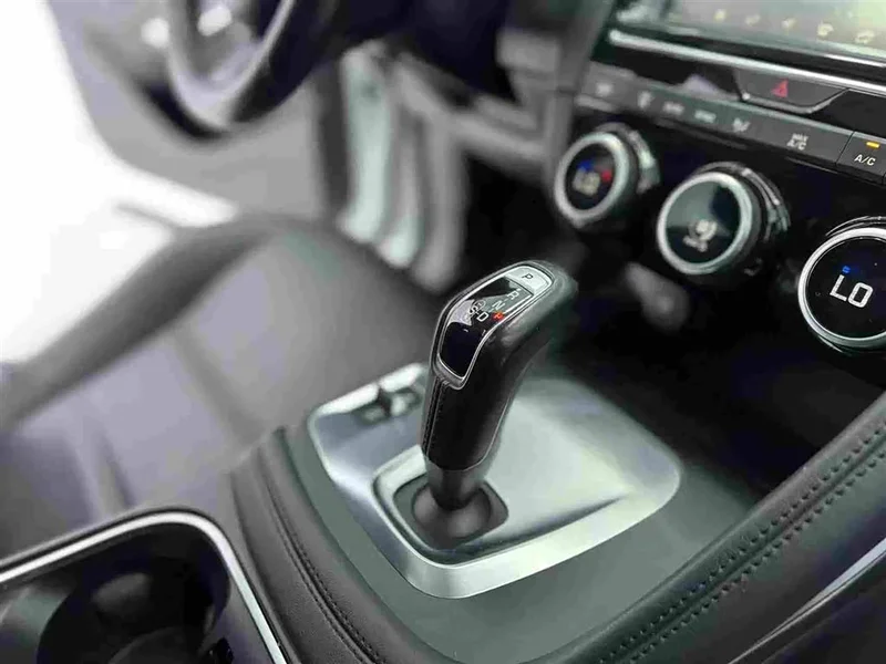 Jaguar E-PACE — фото 13