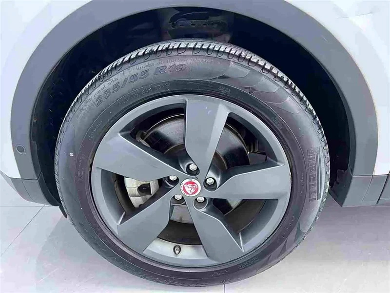 Jaguar E-PACE — фото 16