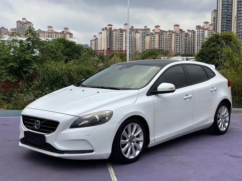 Volvo V40 — фото 1