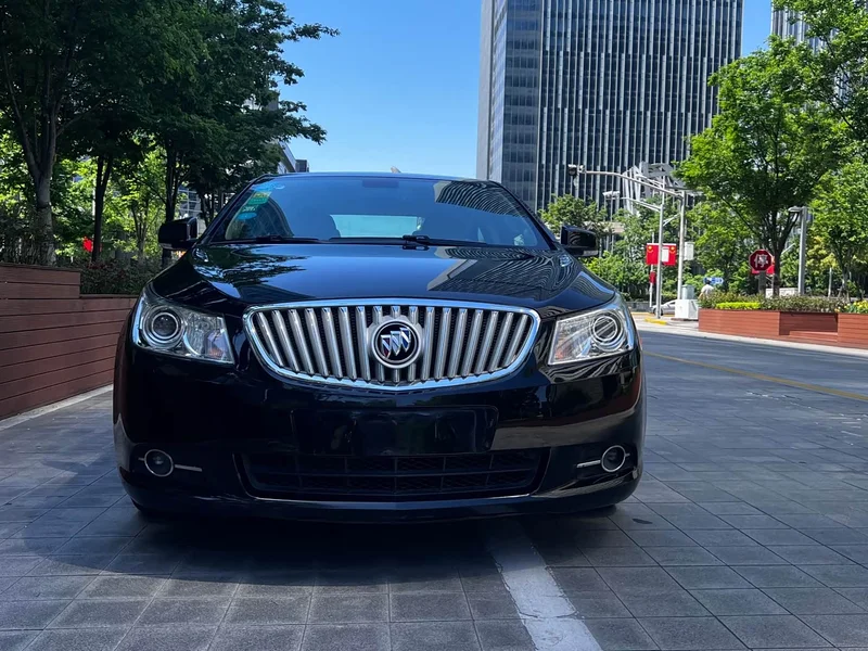 Buick LaCrosse — фото 1