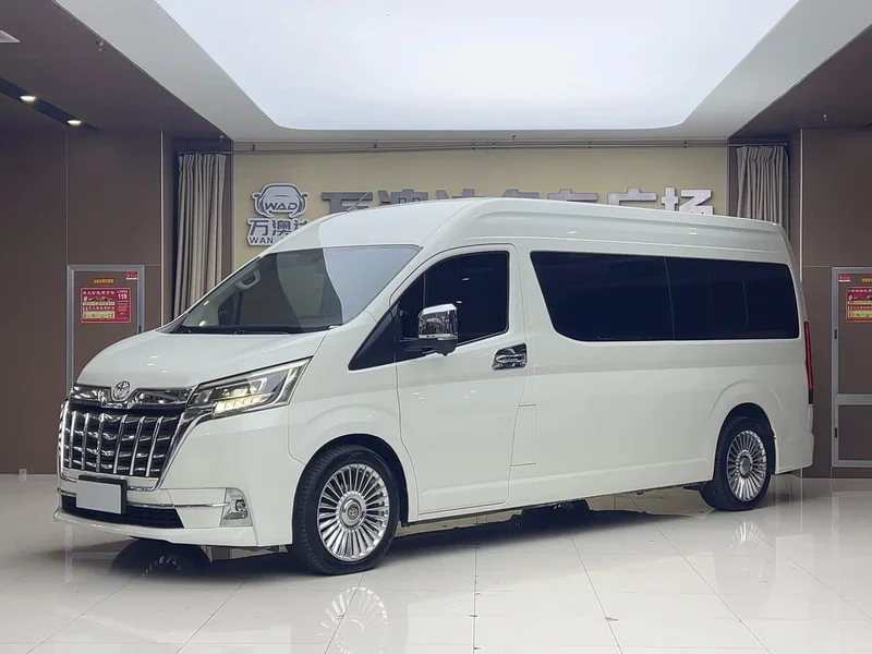 Toyota HiAce — фото 1