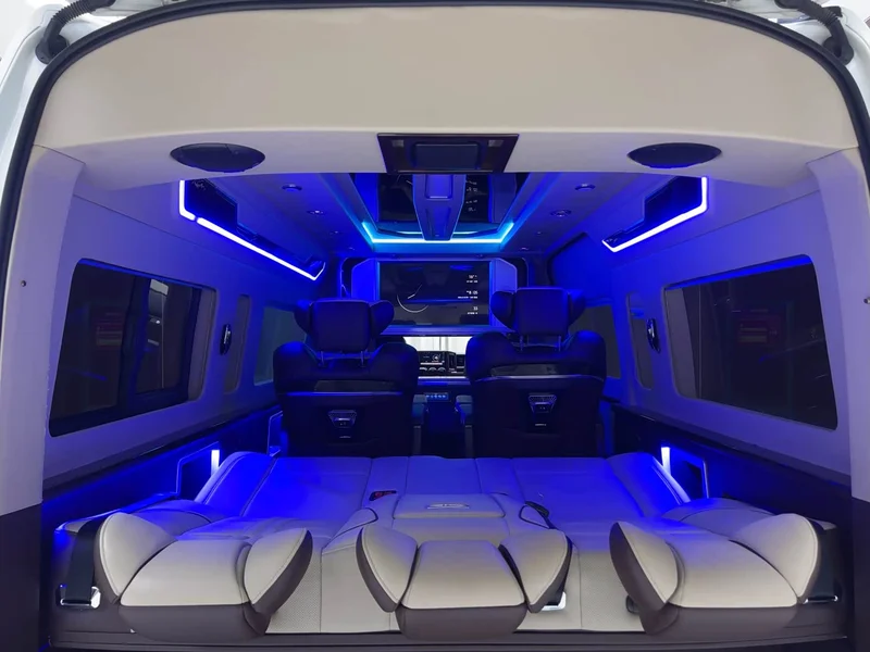 Toyota HiAce — фото 11
