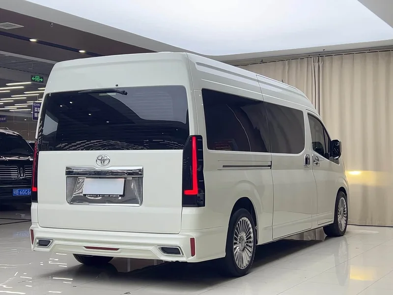 Toyota HiAce — фото 19