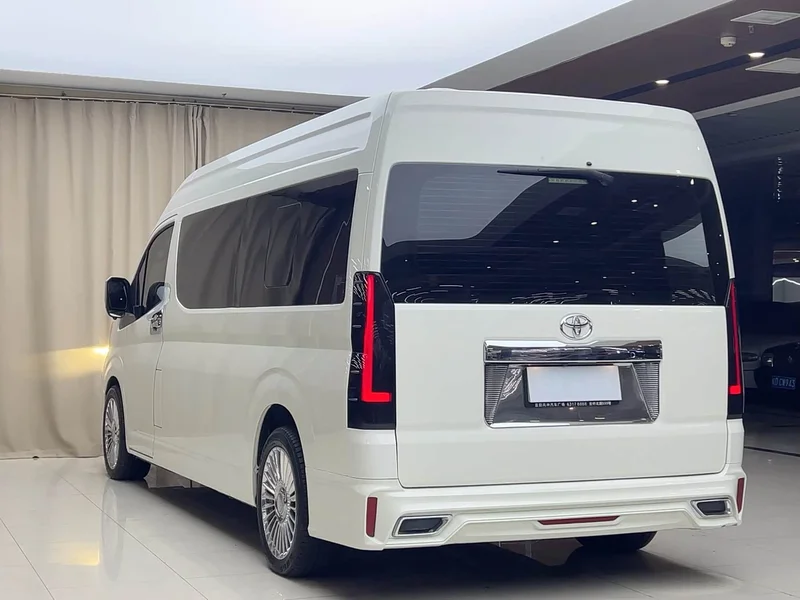 Toyota HiAce — фото 20
