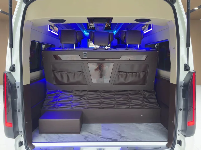 Toyota HiAce — фото 7