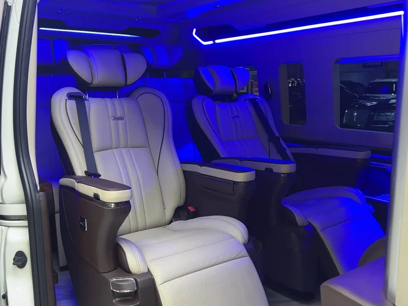 Toyota HiAce — фото 10