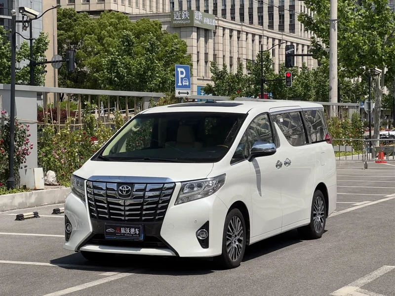 Toyota Alphard — фото 1