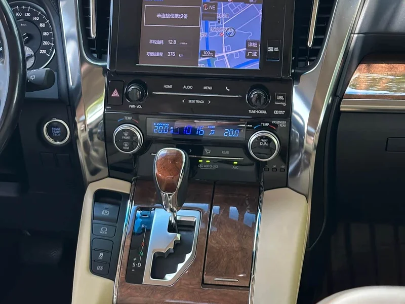 Toyota Alphard — фото 20