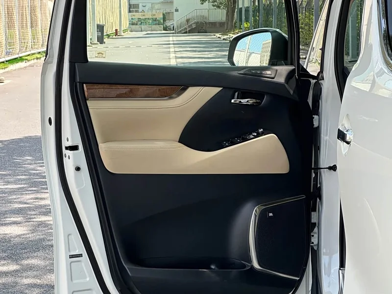 Toyota Alphard — фото 24
