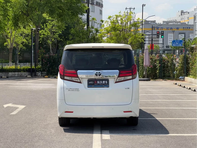 Toyota Alphard — фото 4