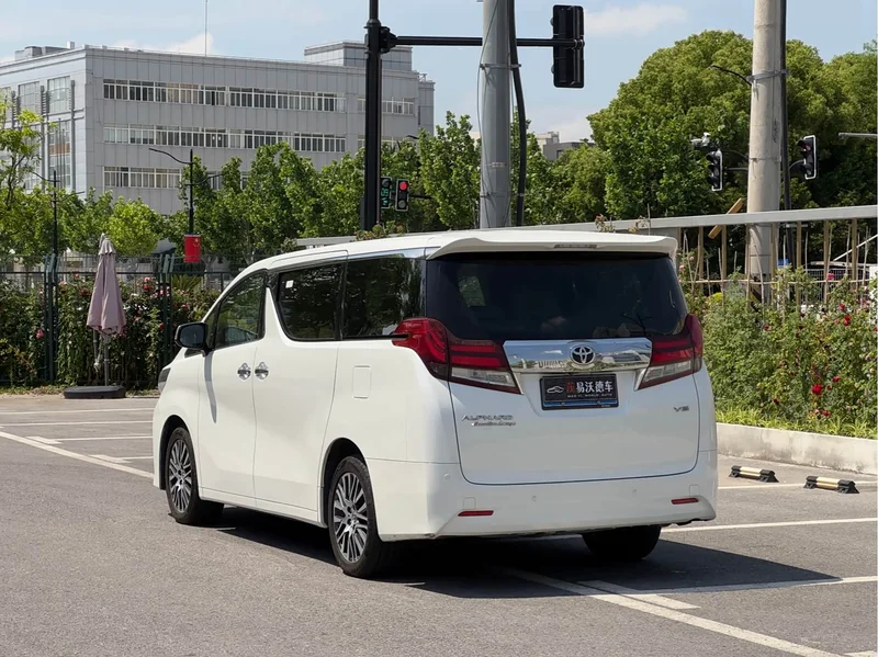 Toyota Alphard — фото 6