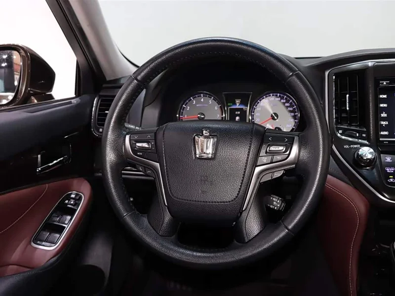 Toyota Crown — фото 13