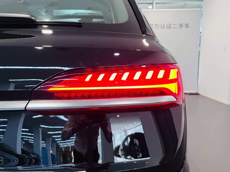 Audi Q7 — фото 14