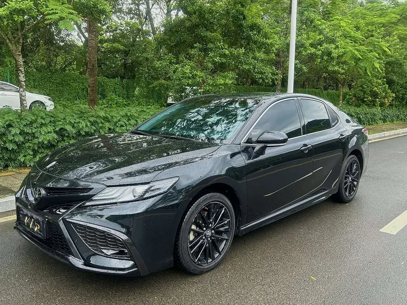 Toyota Camry — фото 1