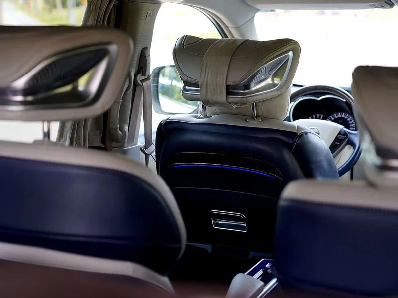 Toyota HiAce GranCabin — фото 13