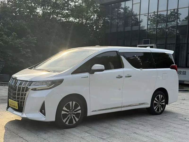 Toyota Alphard — фото 1