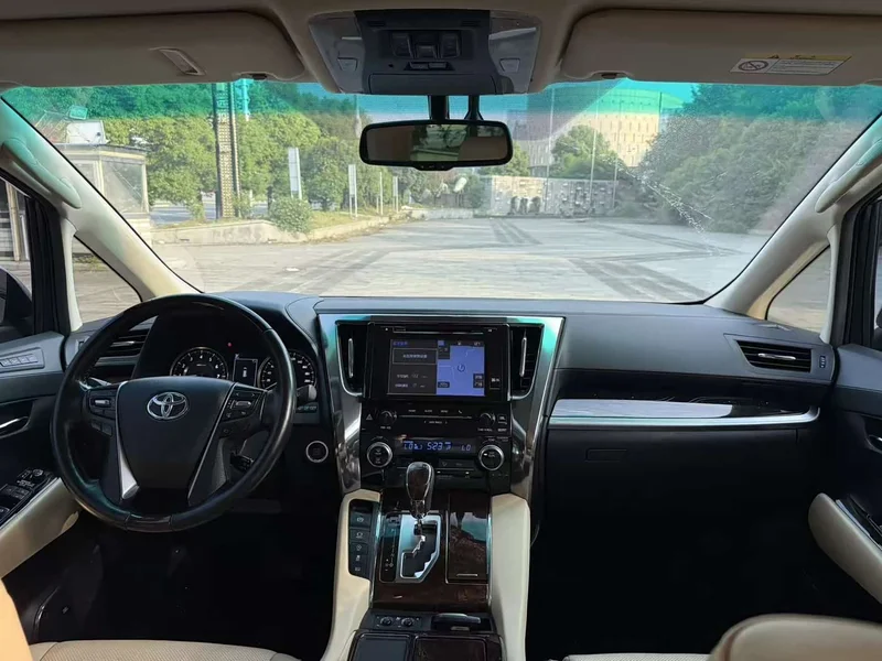 Toyota Alphard — фото 11