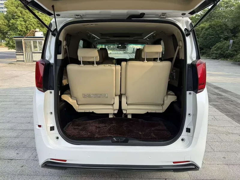 Toyota Alphard — фото 12