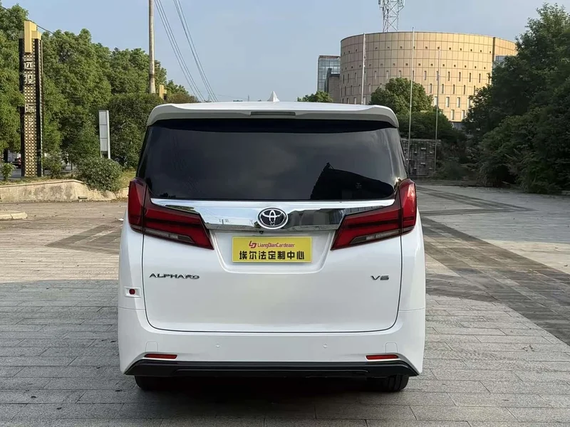 Toyota Alphard — фото 6