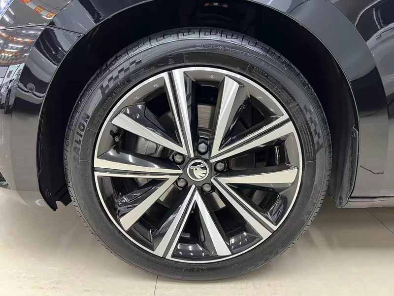 Skoda Superb — фото 21