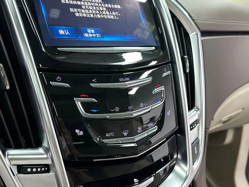 Cadillac SRX — фото 17