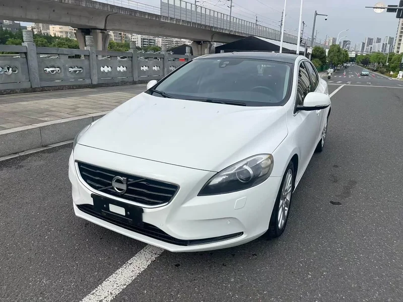 Volvo V40 — фото 1