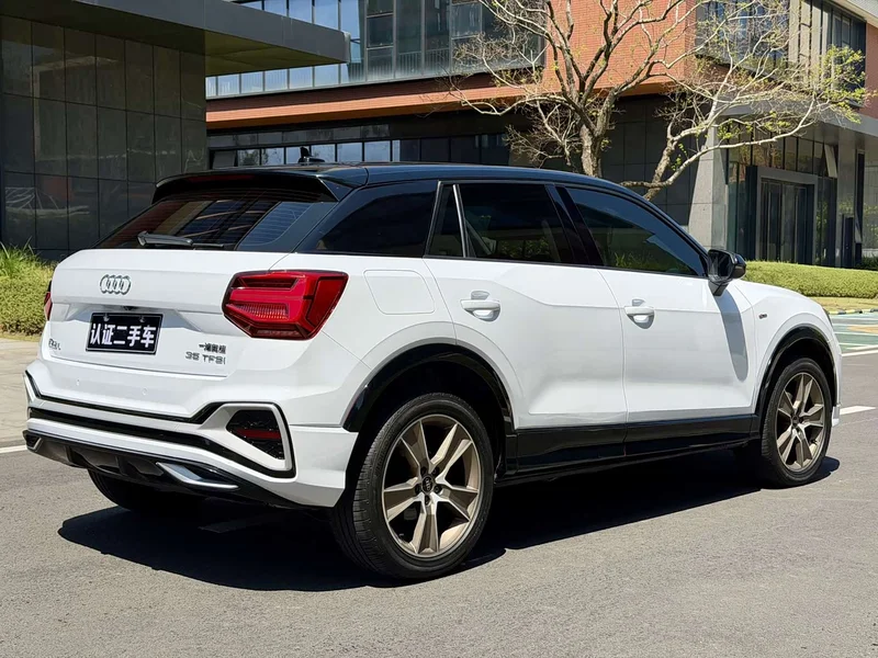 Audi Q2L — фото 20