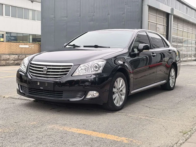 Toyota Crown — фото 1
