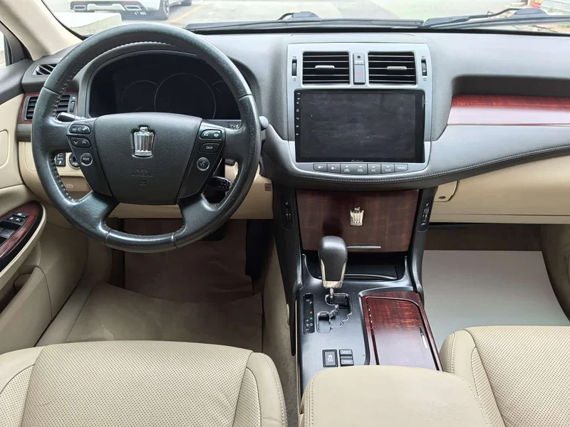 Toyota Crown — фото 12