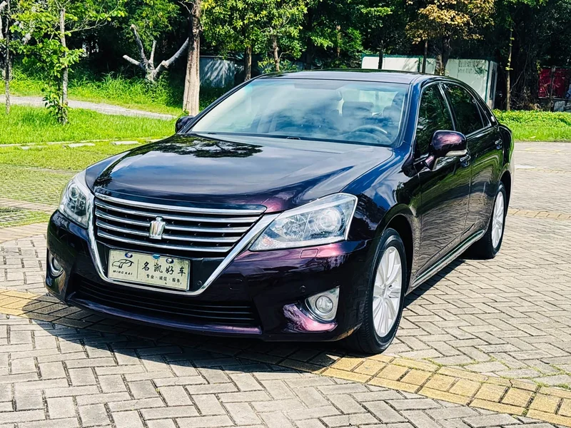 Toyota Crown — фото 1