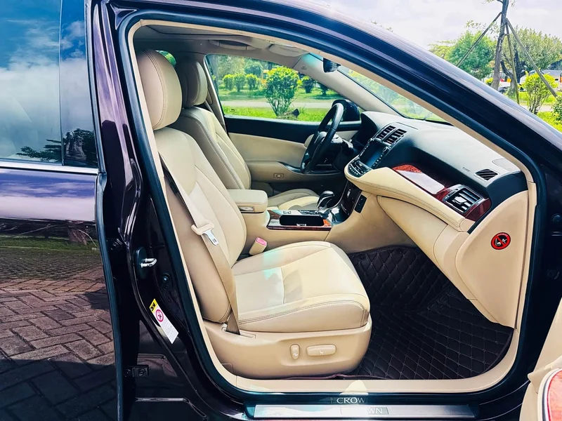 Toyota Crown — фото 12