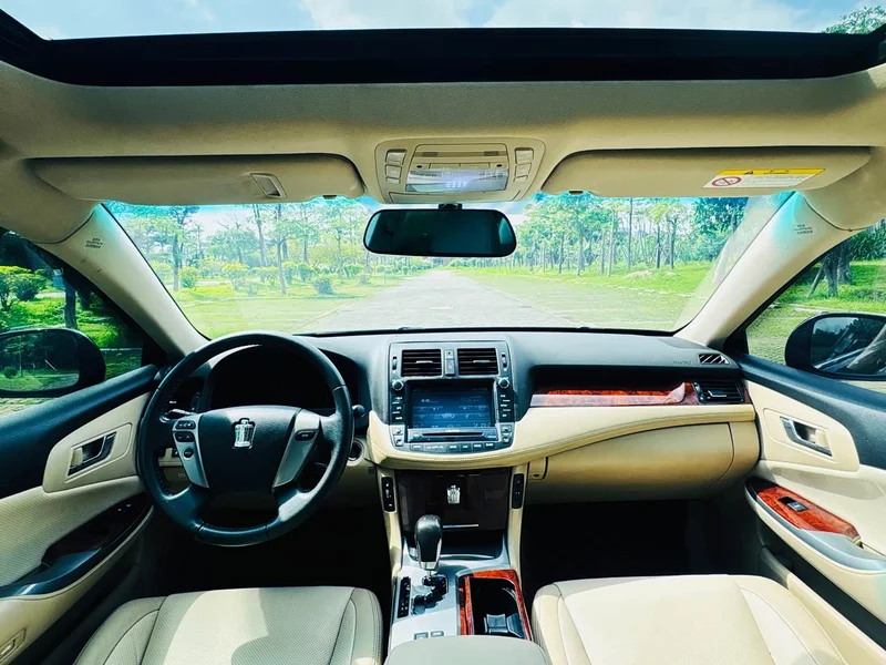 Toyota Crown — фото 16