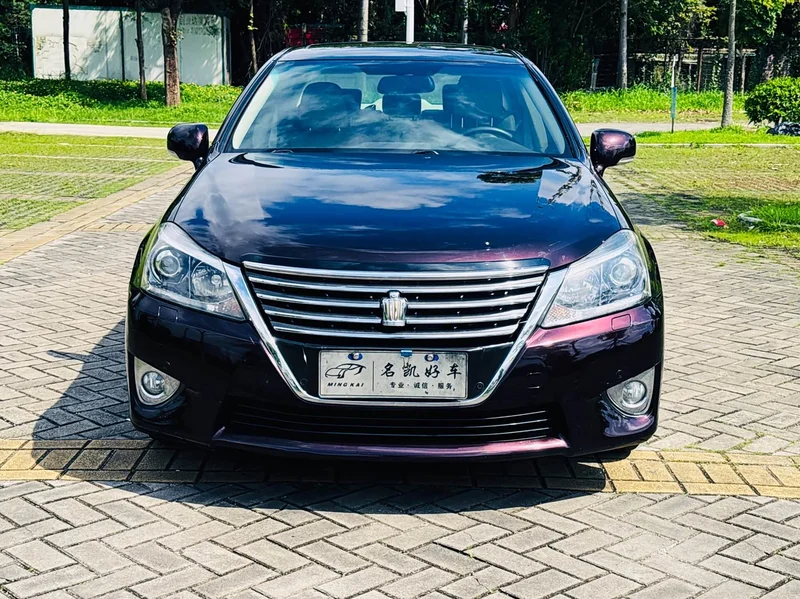 Toyota Crown — фото 3