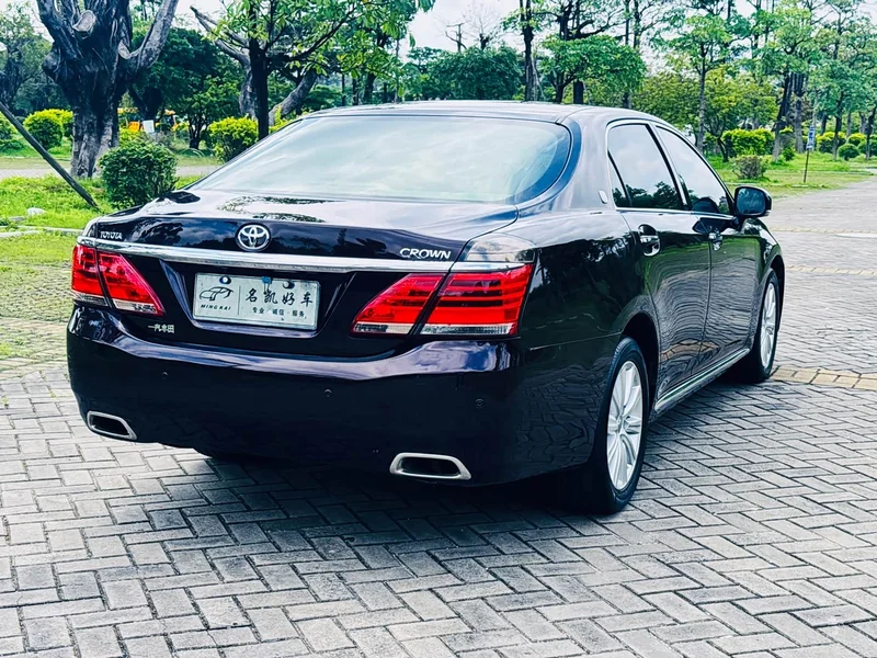 Toyota Crown — фото 6