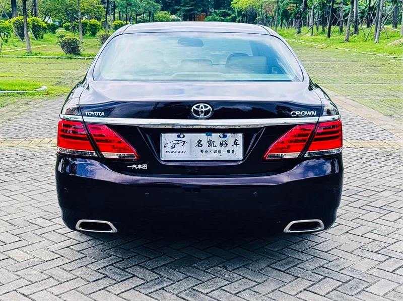 Toyota Crown — фото 8