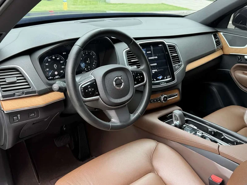 Volvo XC90 — фото 12