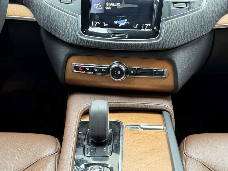 Volvo XC90 — фото 18
