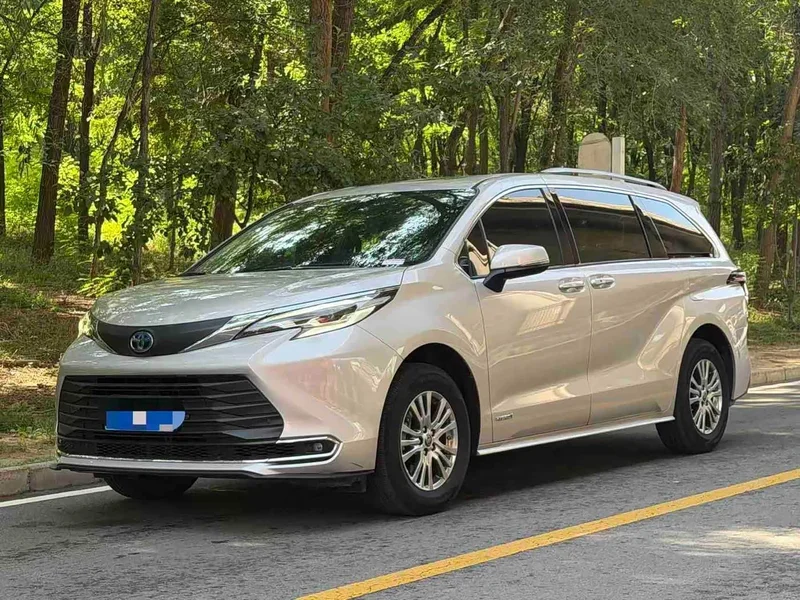 Toyota Sienna — фото 1