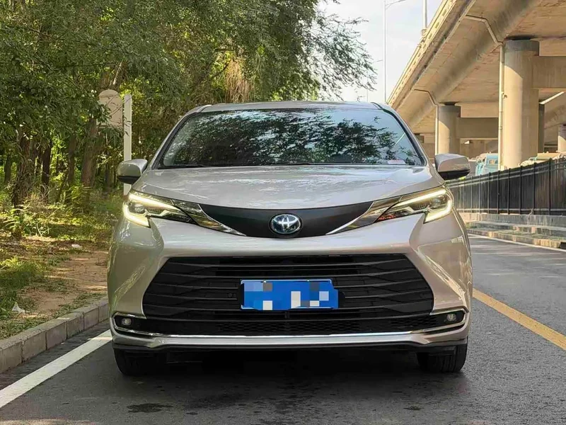 Toyota Sienna — фото 2