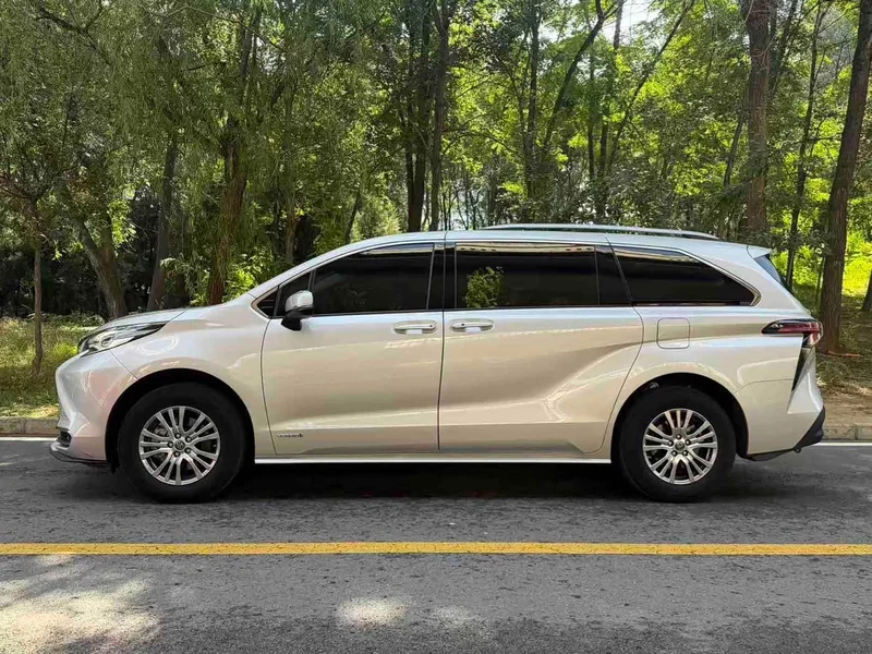 Toyota Sienna — фото 3
