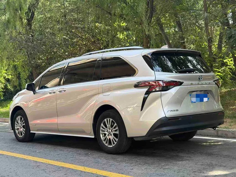 Toyota Sienna — фото 4