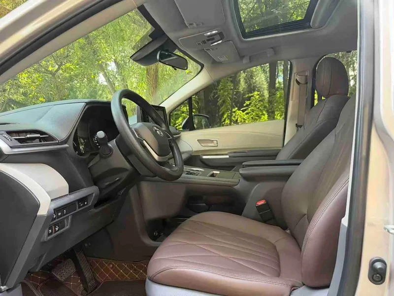 Toyota Sienna — фото 6