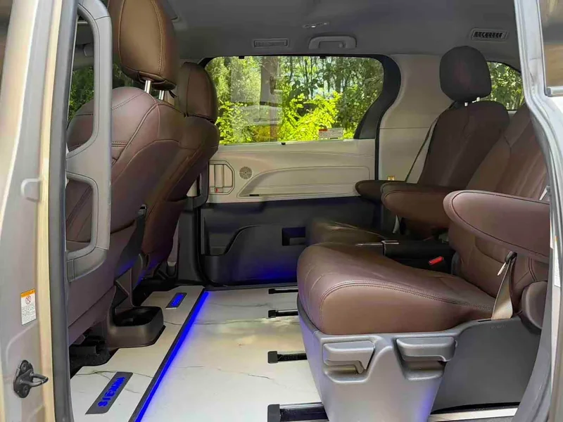 Toyota Sienna — фото 7
