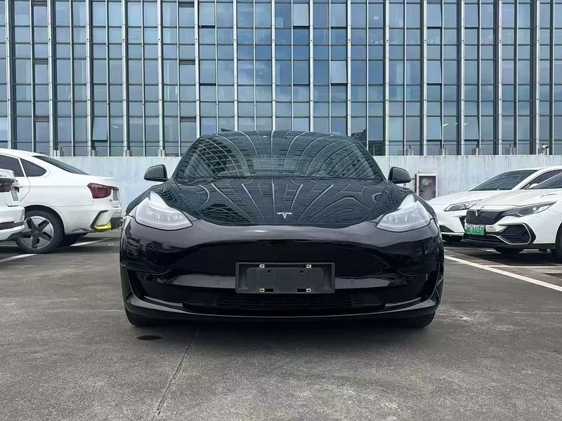 Tesla Model 3 — фото 1